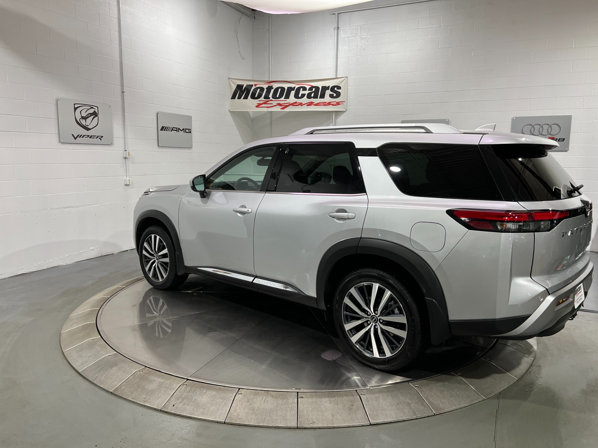 Used-2022-Nissan-Pathfinder-Platinum-4X4