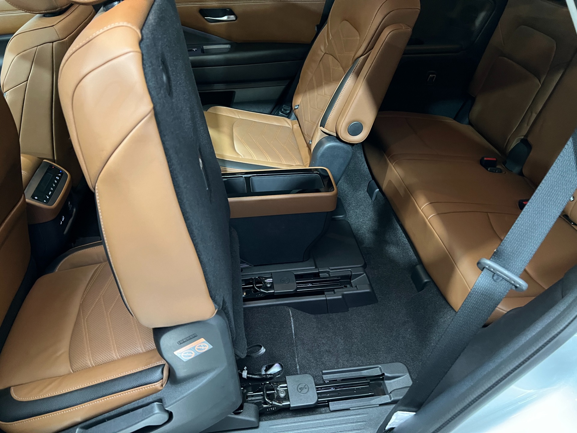 Used-2022-Nissan-Pathfinder-Platinum-4X4