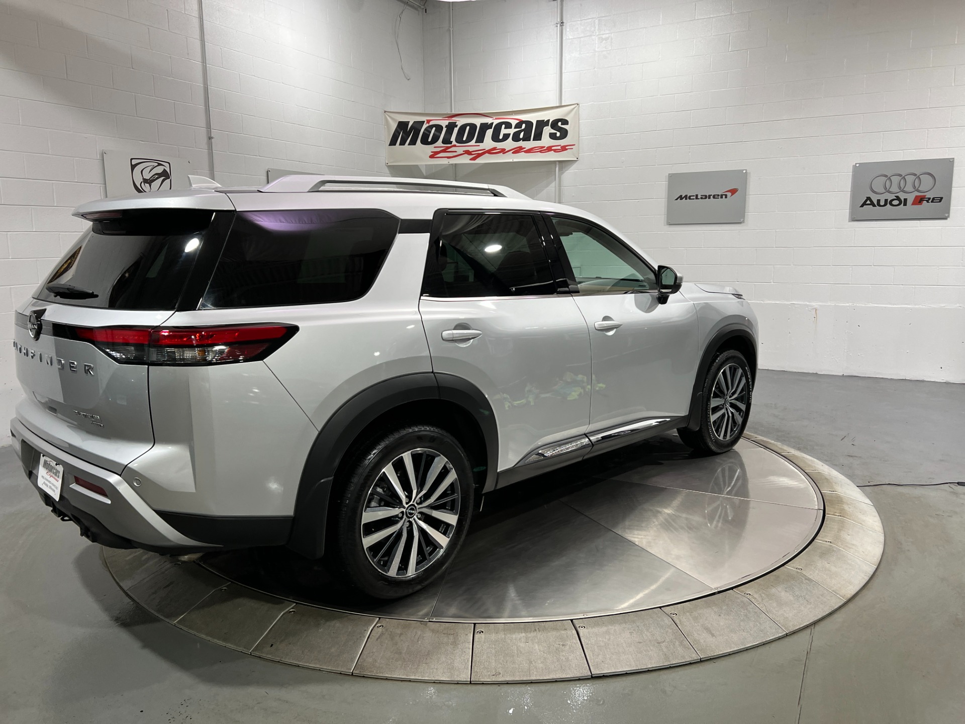 Used-2022-Nissan-Pathfinder-Platinum-4X4