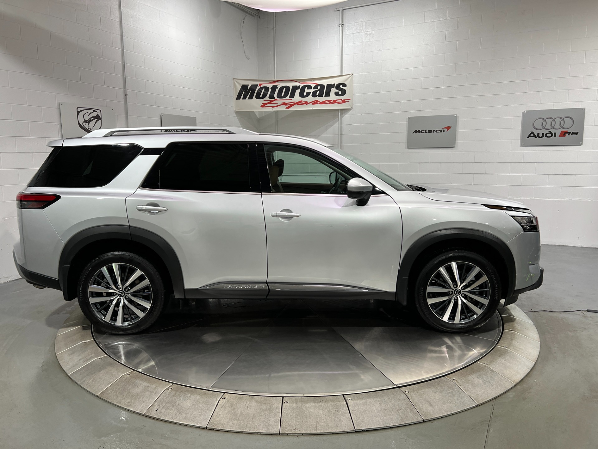 Used-2022-Nissan-Pathfinder-Platinum-4X4