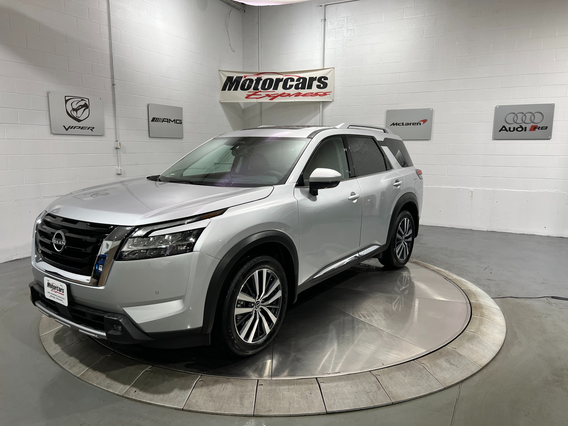 Used-2022-Nissan-Pathfinder-Platinum-4X4