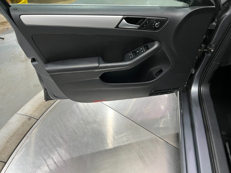 Used-2014-Volkswagen-Jetta-SE-FWD