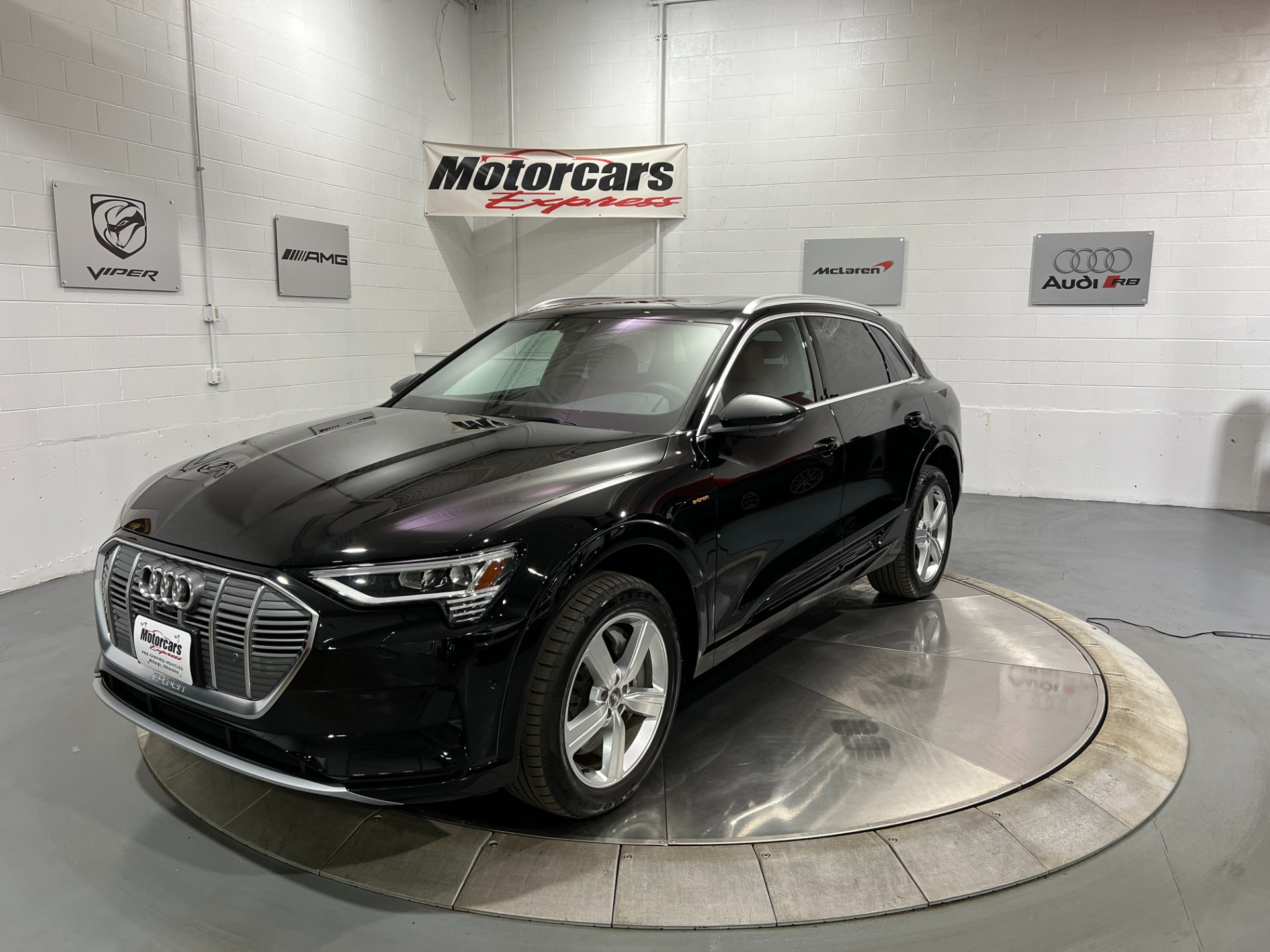 2019 Audi e-tron Premium Plus's photo