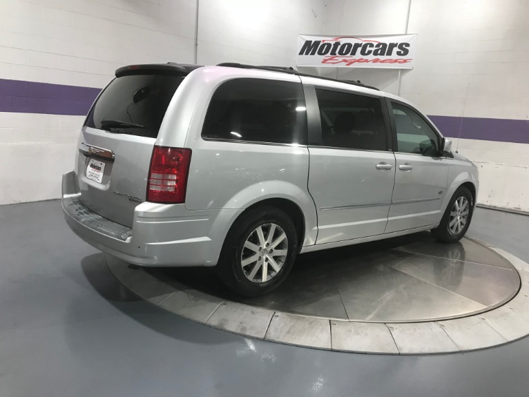 Used-2009-Chrysler-Town-and-Country-Touring