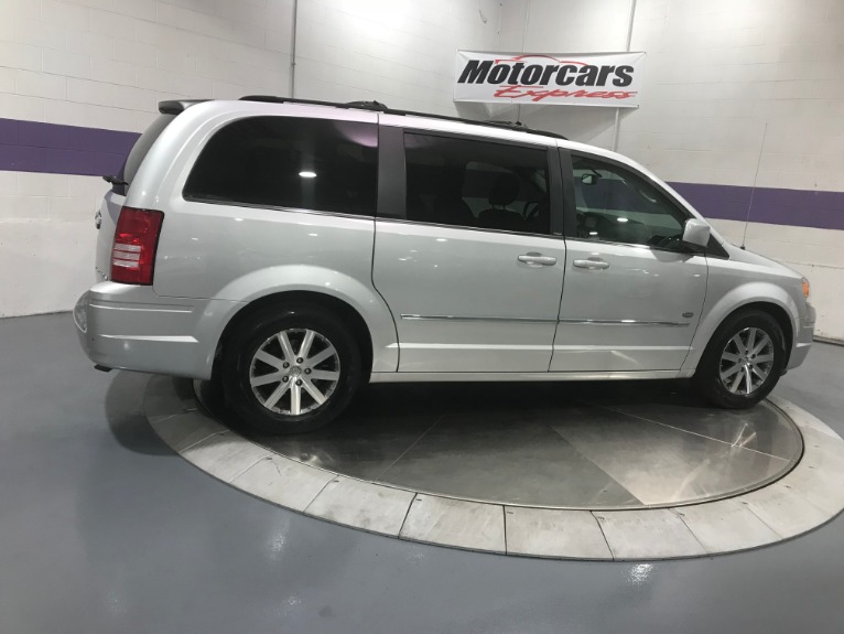 Used-2009-Chrysler-Town-and-Country-Touring