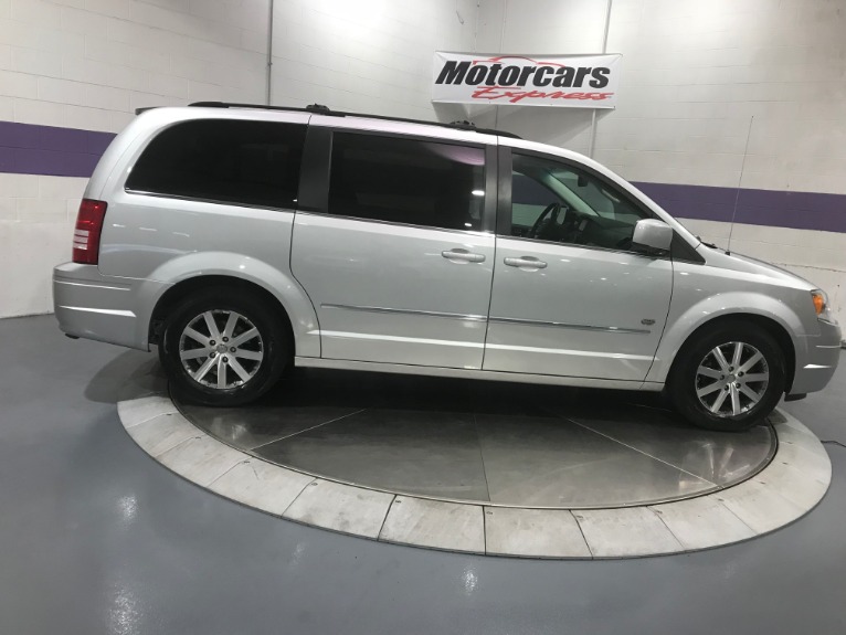 Used-2009-Chrysler-Town-and-Country-Touring