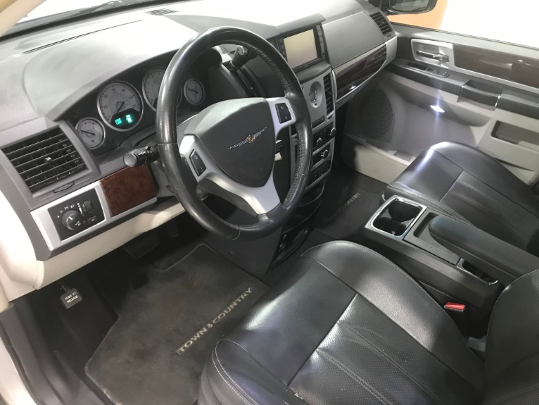 Used-2009-Chrysler-Town-and-Country-Touring