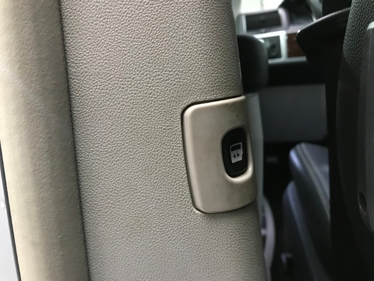 Used-2009-Chrysler-Town-and-Country-Touring