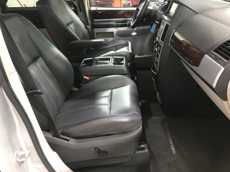 Used-2009-Chrysler-Town-and-Country-Touring