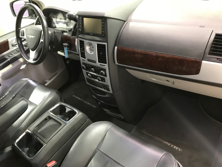 Used-2009-Chrysler-Town-and-Country-Touring