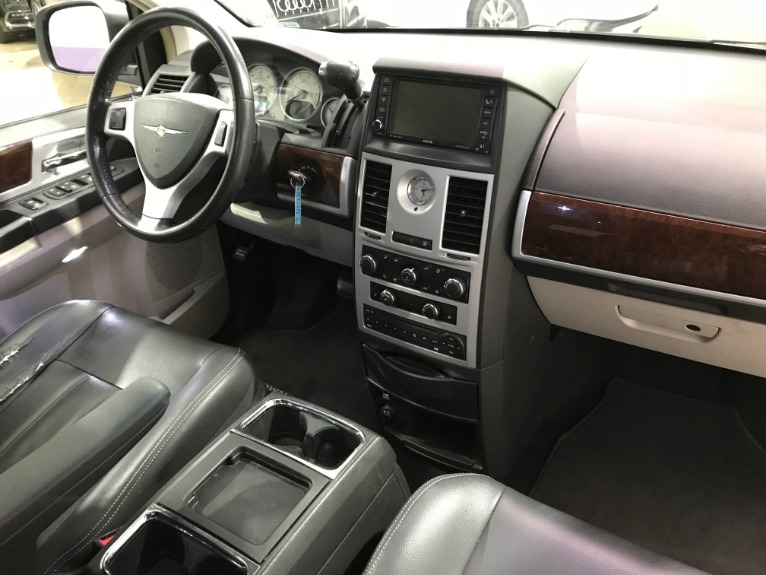 Used-2009-Chrysler-Town-and-Country-Touring