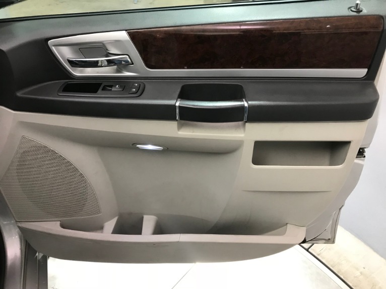 Used-2009-Chrysler-Town-and-Country-Touring