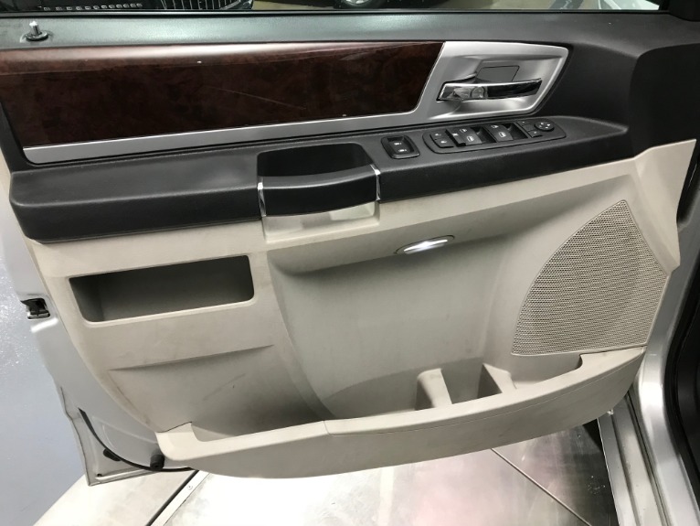 Used-2009-Chrysler-Town-and-Country-Touring