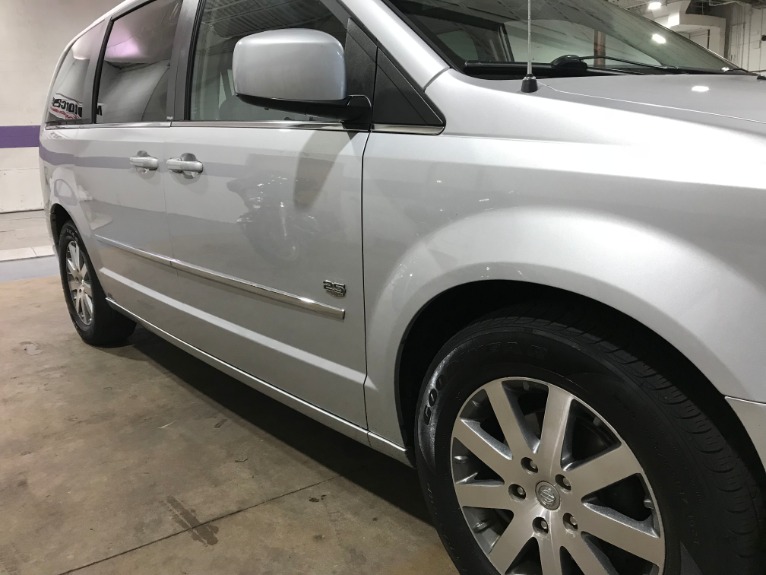 Used-2009-Chrysler-Town-and-Country-Touring