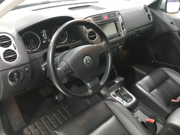 Used-2010-Volkswagen-Tiguan-SE-4Motion