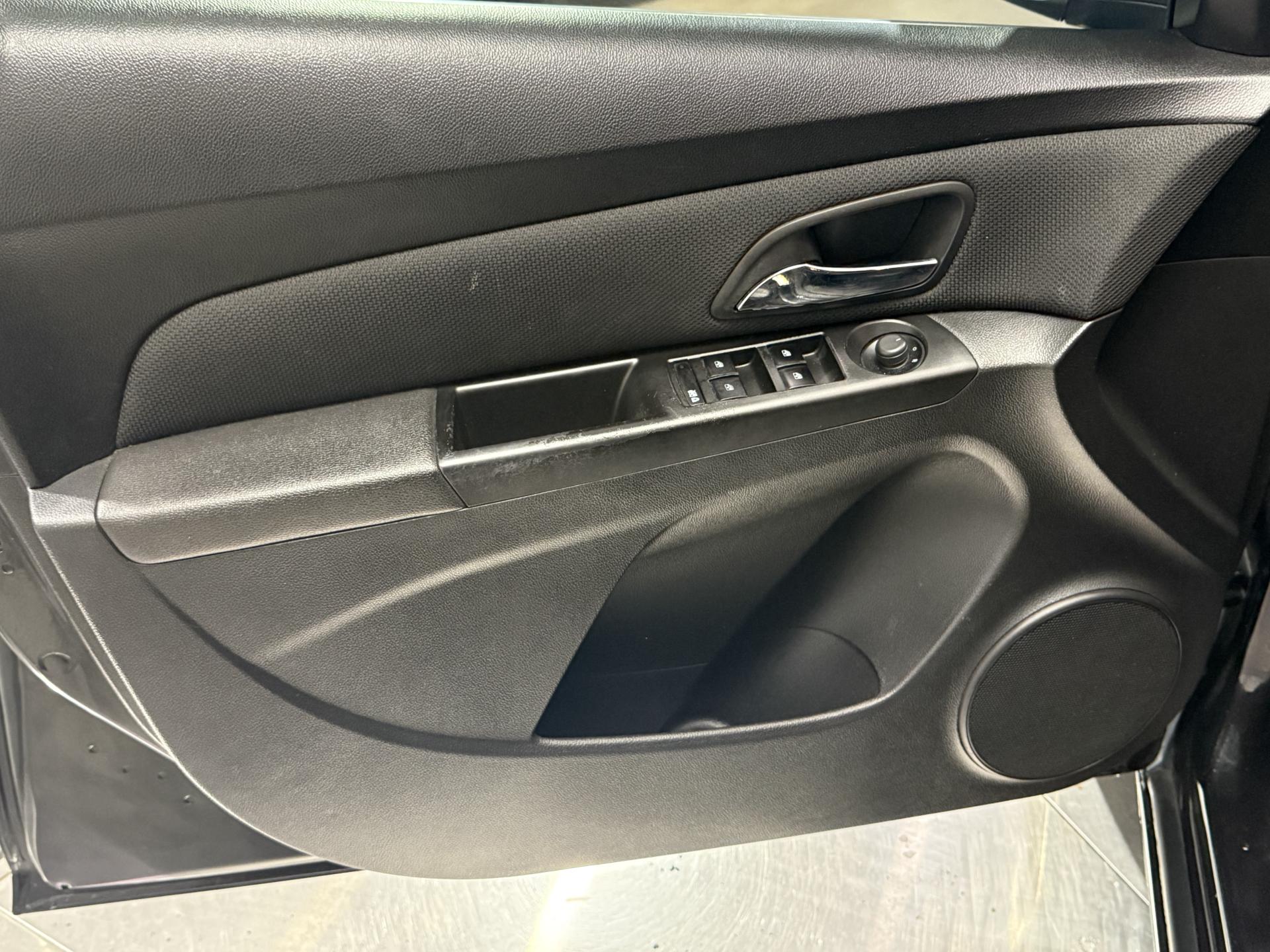 2013 Chevrolet Cruze photo 4