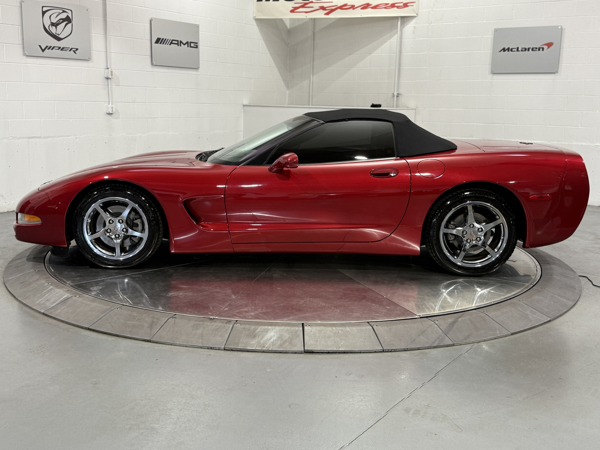 2004 Chevrolet Corvette photo 2