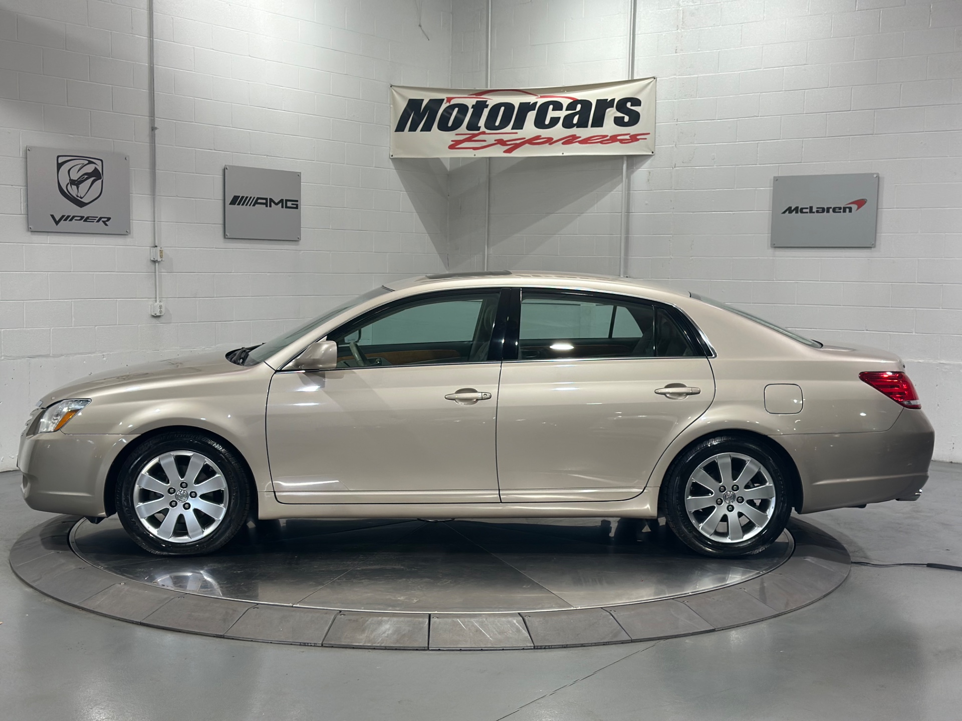 2007 Toyota Avalon XLS photo 2