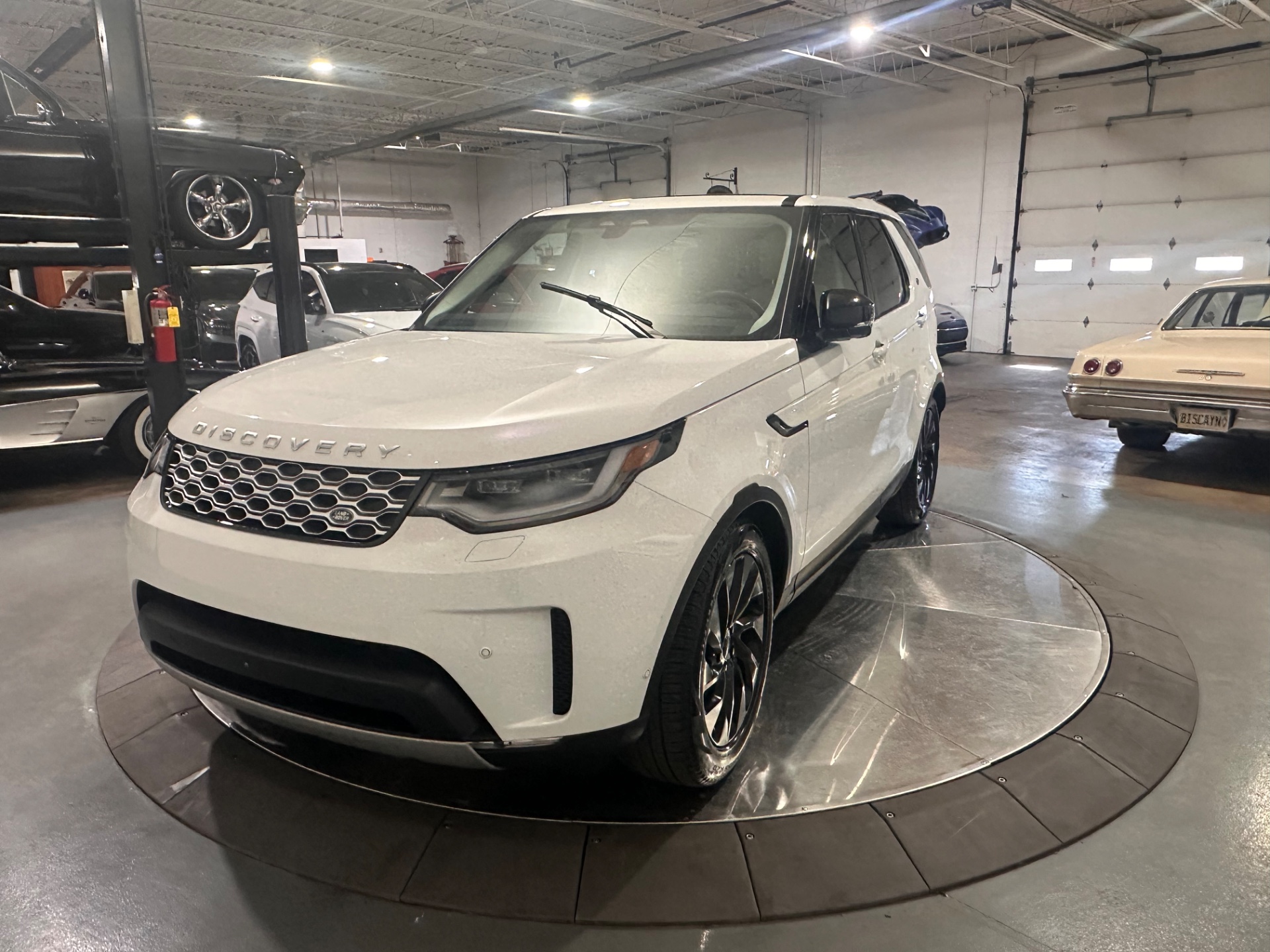 2025 Land Rover Discovery P300 S's photo
