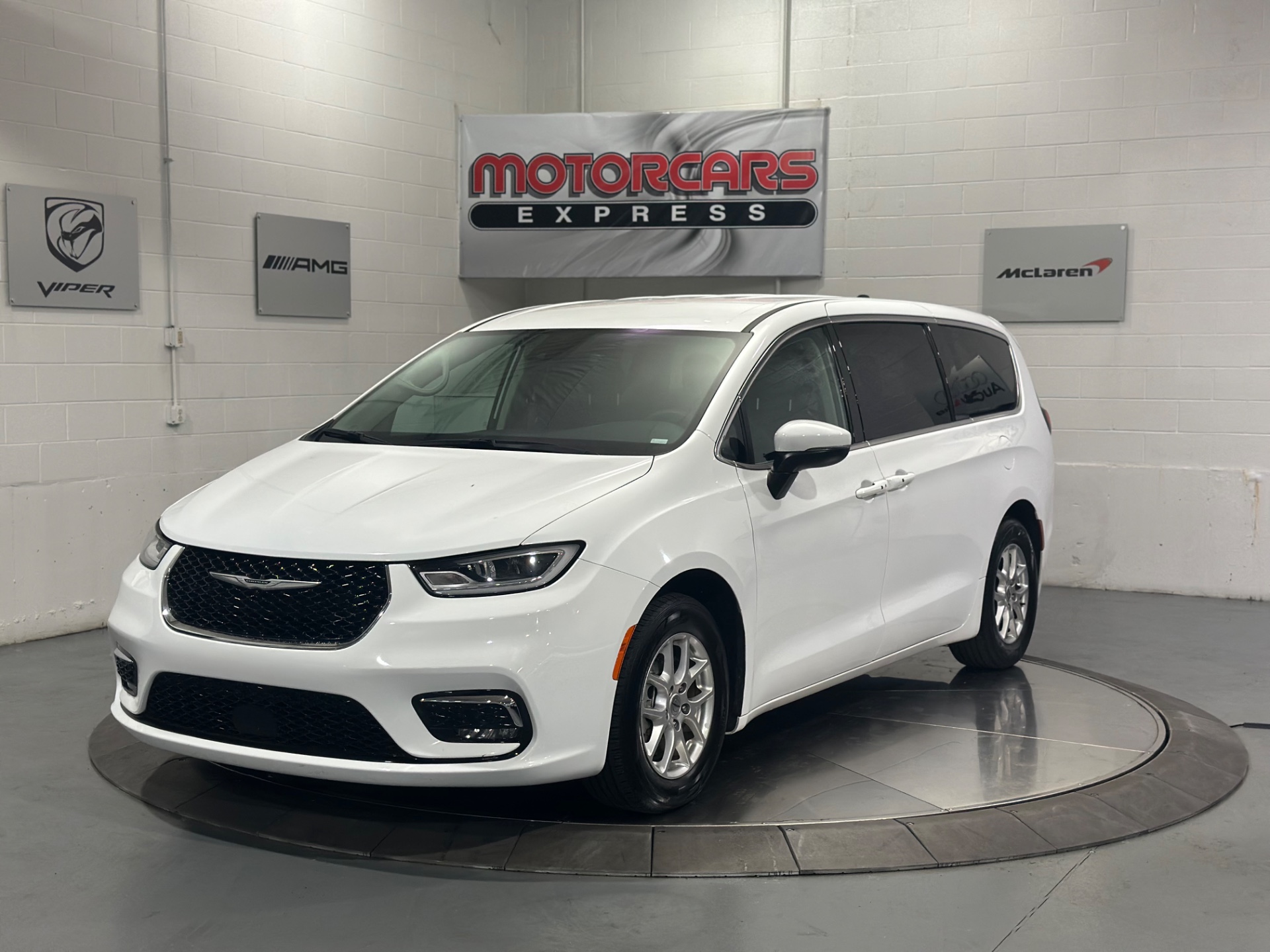 2023 Chrysler Pacifica Touring L's photo