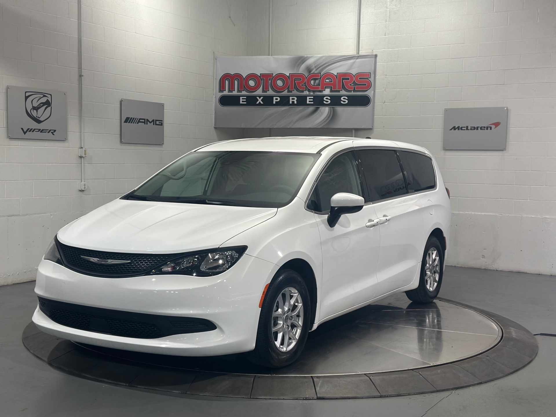 2023 Chrysler Voyager LX's photo