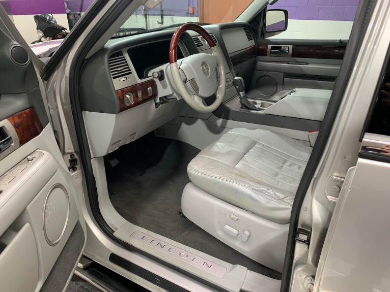 Used-2004-Lincoln-Navigator-Luxury