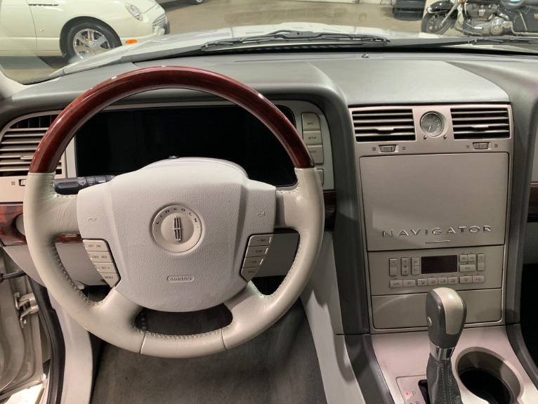 Used-2004-Lincoln-Navigator-Luxury
