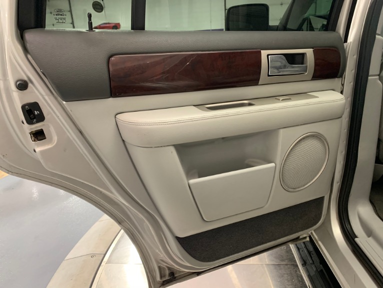 Used-2004-Lincoln-Navigator-Luxury