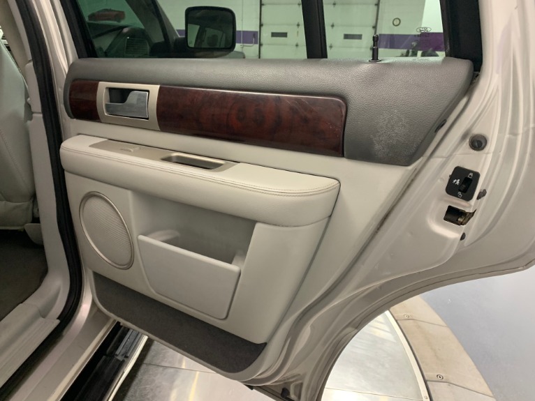 Used-2004-Lincoln-Navigator-Luxury