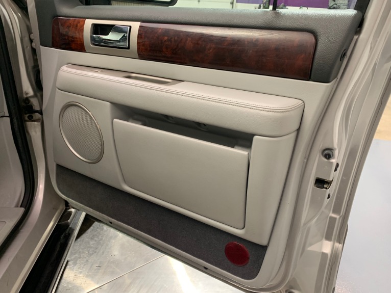 Used-2004-Lincoln-Navigator-Luxury
