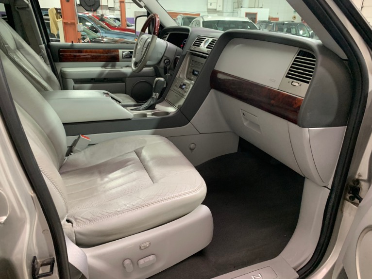 Used-2004-Lincoln-Navigator-Luxury