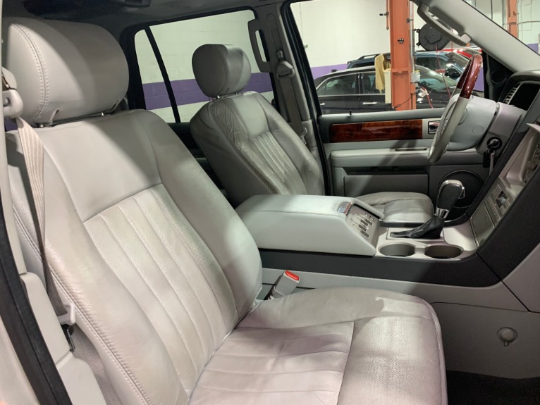 Used-2004-Lincoln-Navigator-Luxury