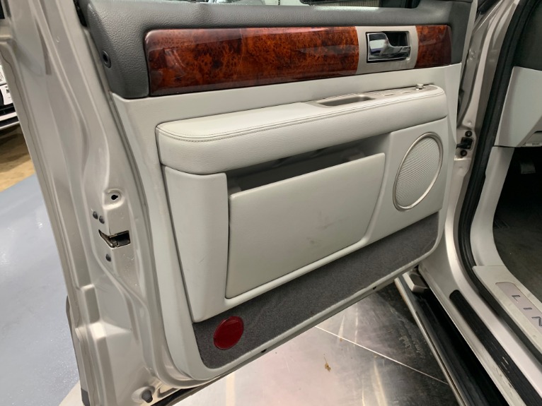 Used-2004-Lincoln-Navigator-Luxury