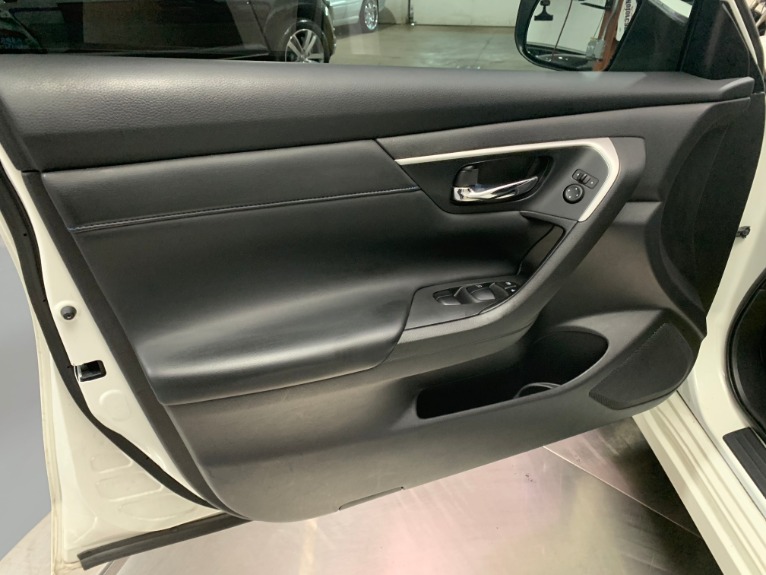 Used-2016-Nissan-Altima-25-SR