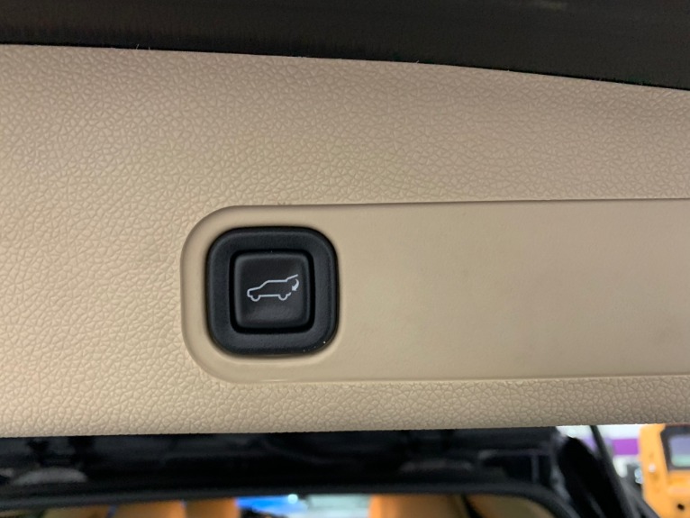 Used-2013-Cadillac-Escalade-Premium