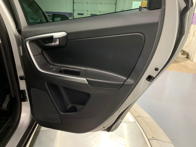 Used-2010-Volvo-XC60-32
