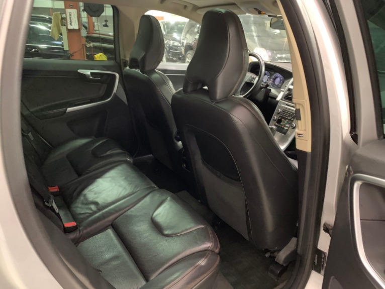 Used-2010-Volvo-XC60-32