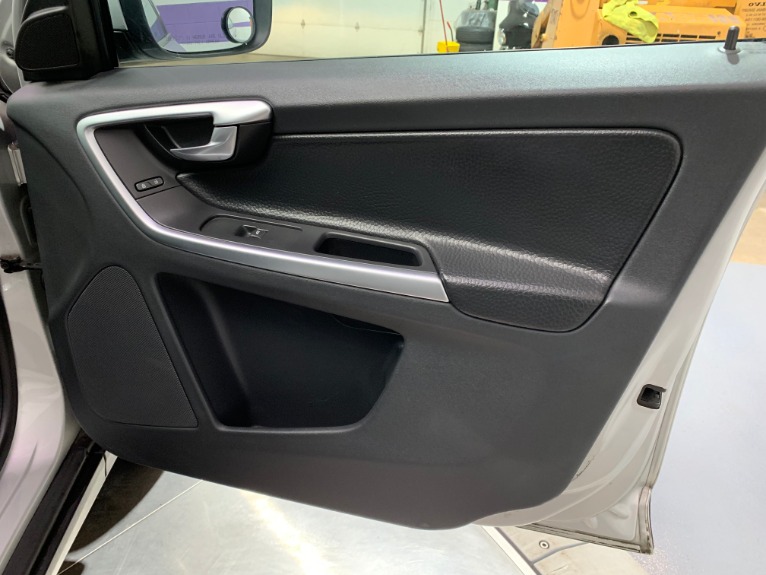 Used-2010-Volvo-XC60-32