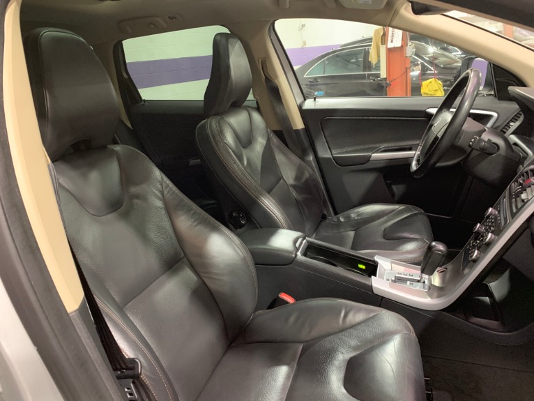 Used-2010-Volvo-XC60-32