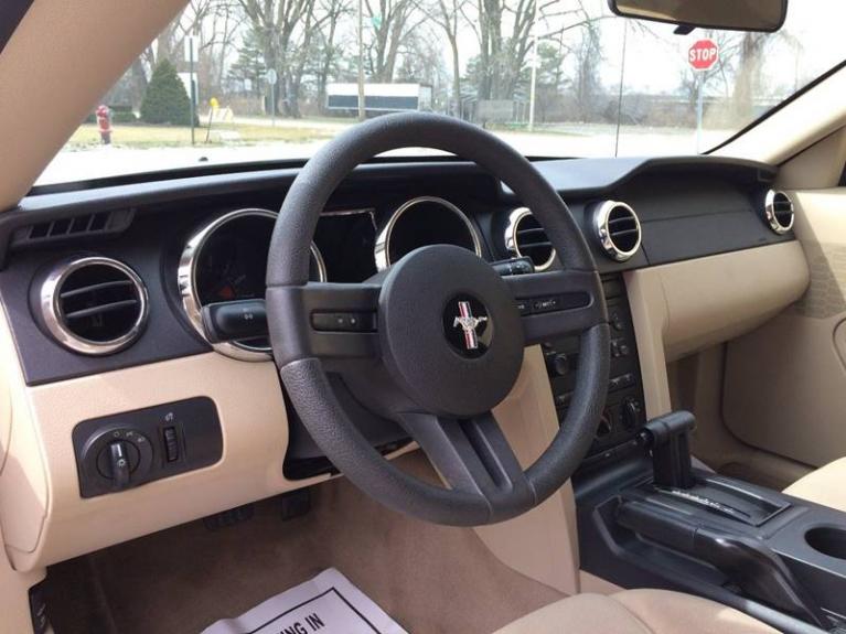 Used-2005-Ford-Mustang-V6-Deluxe-2dr-Fastback