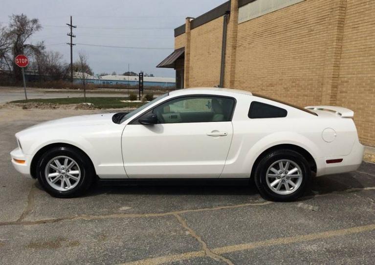 Used-2005-Ford-Mustang-V6-Deluxe-2dr-Fastback