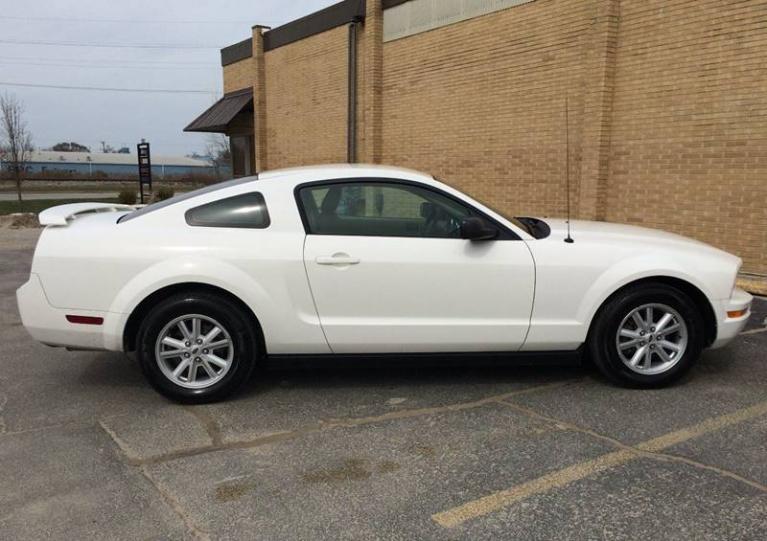 Used-2005-Ford-Mustang-V6-Deluxe-2dr-Fastback