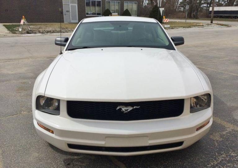 Used-2005-Ford-Mustang-V6-Deluxe-2dr-Fastback