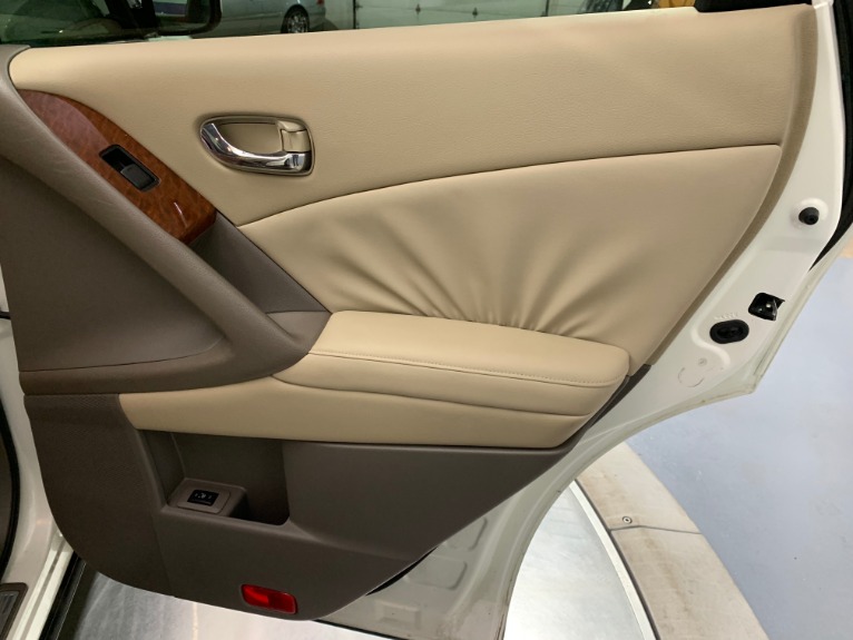 Used-2009-Nissan-Murano-LE