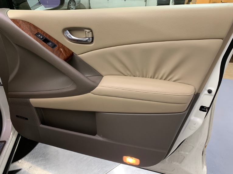 Used-2009-Nissan-Murano-LE