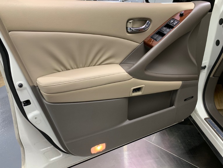 Used-2009-Nissan-Murano-LE