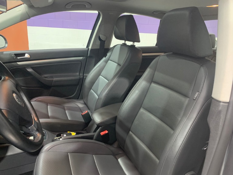 Used-2009-Volkswagen-Jetta-SE