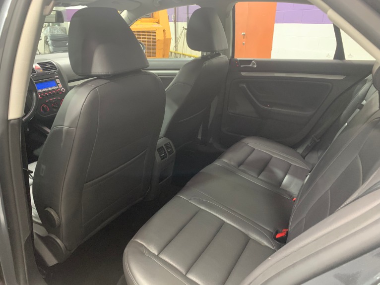 Used-2009-Volkswagen-Jetta-SE
