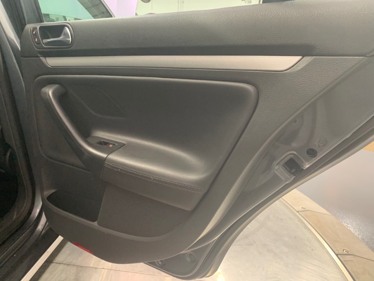 Used-2009-Volkswagen-Jetta-SE