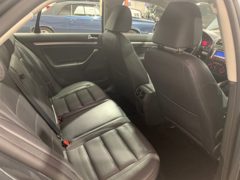 Used-2009-Volkswagen-Jetta-SE